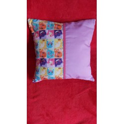 Coussin lila et imprimé à thème pokémon avec salameche, psykokwak, ectoplasma, carapuce